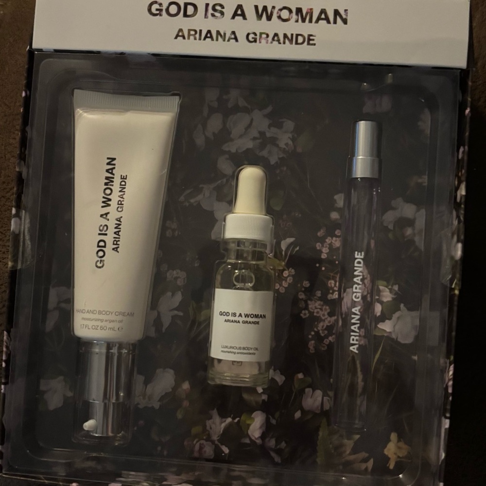 Ariana Grande God Is A Woman Skincare Set